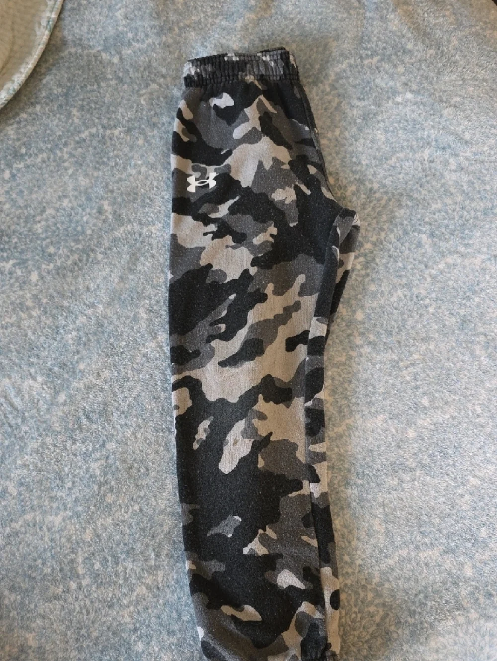 Under Armour (7) Black & Gray Camo Performance Sweatpants